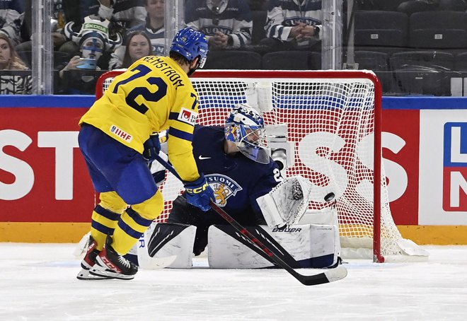 Strelec zmagovitega gola Emil Bemstrom in finski vratar Harri Sateri. FOTO: Heikki Saukkomaa/AFP
