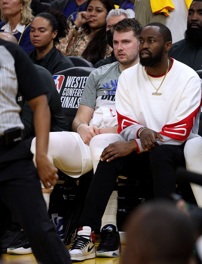 Luka Dončić tako kot ostali člani začetne peterke Dallasa ob visokem zaostanku ni odigral zadnjih minut prve tekme v San Franciscu. FOTO: Harry How/AFP
