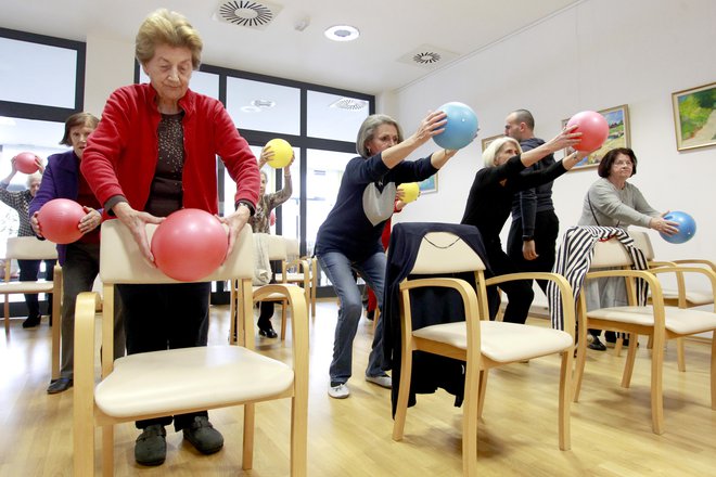 Pri 86 letih je pravkar praznovala prvo polno leto rednega obiskovanja fitnesa, kjer trikrat na teden dviguje uteži. FOTO:&nbsp;Roman Šipić/Delo

