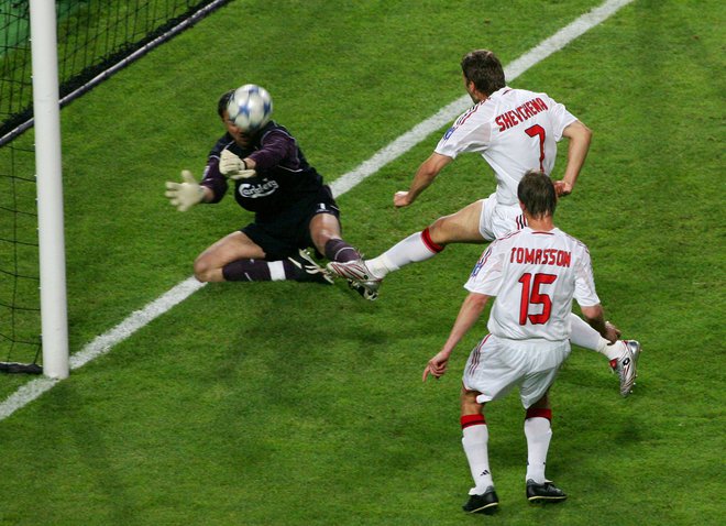 Liverpoolov vratar Jerzy Dudek je gol Andreja Ševčenka preprečil s papeževo roko. Foto Stefano Rellandini/Reuters
