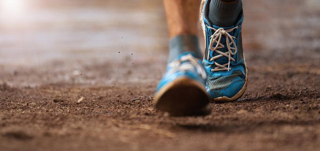 Mnogi se še vedno sprašujejo, ali je hoja dovolj dobra športna rekreacija. Sprašujejo se najbrž zato, ker hojo podcenjujejo. FOTO: Arhiv Polet/Shutterstock
