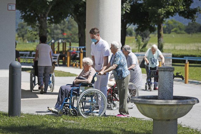 Po zakonu o dolgotrajni oskrbi bi pravice v institucionalnem varstvu in do oskrbovalca družinskega člana začele veljati 1. januarja 2023, na domu in do denarnega prejemka pa leta 2024. FOTO: Leon Vidic
