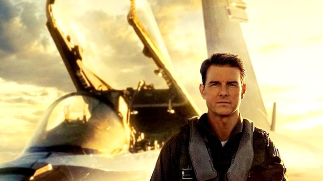 Tom Cruise si je po 36 letih spet nadel rjavi usnjeni prešiti jopič in raybanke ter se prelevil v vojaškega pilota vojne mornarice Peta Mitchella. Foto promocijsko gradivo
