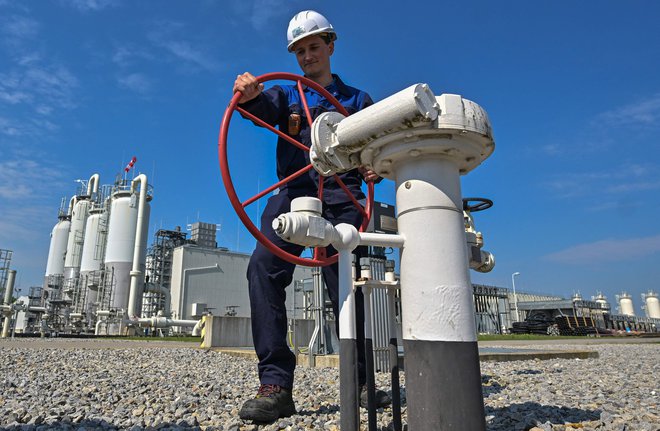 Evropski poslanci so pozvali k obdavčitvi visokih dobičkov energetskih družb, kot je storila Italija, ki naj bi tako zbrala več milijard evrov. FOTO: Joe Klamar/AFP
