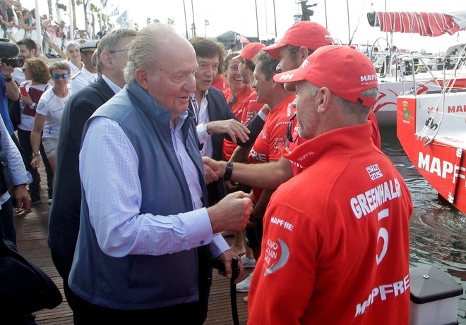 FILE PHOTO: Former Spanish King Juan Carlos speaks with crew members of team Mapfre before the start of the first leg of the Volvo Ocean Race, a yacht race around the world, to Lisbon, in the southeastern city of Alicante, Spain, October 22, 2017. REUTERS/Heino Kalis/File Photo