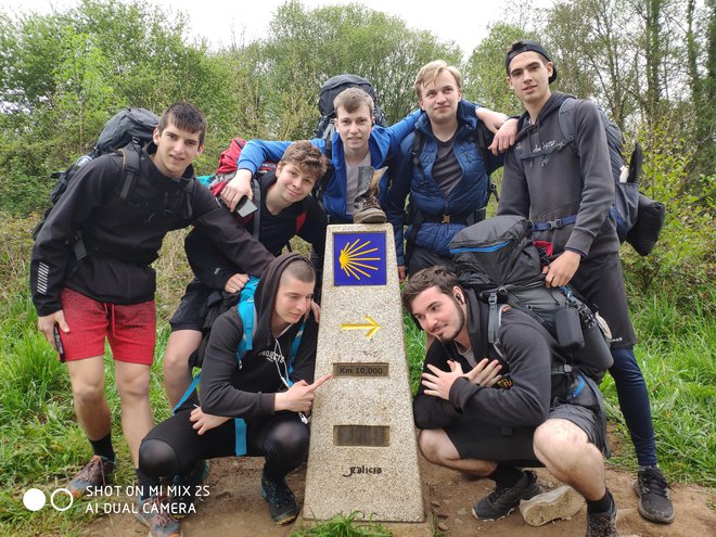 Zmagovita sedmerica (zgoraj od leve): Matevž Košir, Jaka Močnik, Ažbe Flere, Ambrož Anton Ahačevčič in Tevž Urbančič, klečita Jakob Vraz in Vid Stiplošek. FOTO: arhiv šole
