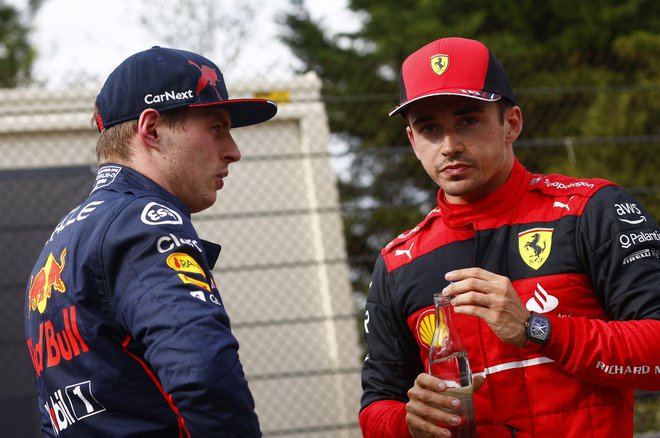 Max Verstappen in Charles Leclerc sta vrstnika in glavna kandidata za osvojitev lovorike. FOTO: Guglielmo Mangiapane/Reuters
