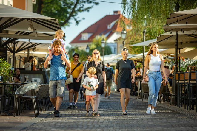 Zanemarjanje pomembnosti varčevanja vpliva tako na precej nižje davčne prihodke iz prihrankov in premoženja posameznikov kot tudi na vse večje težave pokojninske in zdravstvene blagajne. FOTO: Blaž Sames
