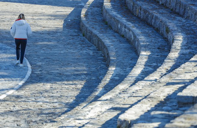 Sistemske definicije so se izognile dejanskem statusu velike množice ljudi. FOTO: Jože Suhadolnik
