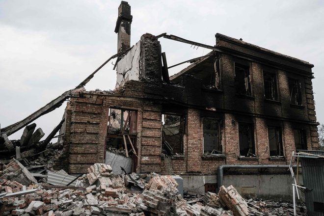 Ostanki šole v mestecu Bilogorivka na območju Luganska. FOTO: Yasuyoshi Chiba/AFP
