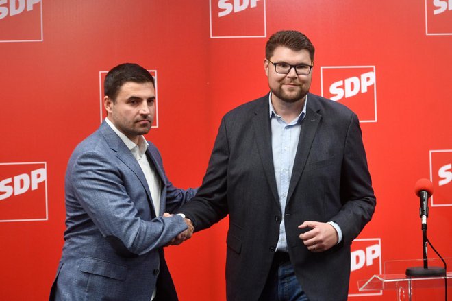 Izključeni nekdanji predsednik SDP Davor Bernardić (levo) bo z novo stranko močna konkurenca levosredinski SDP, ki jo zdaj vodi Peđa Grbin. FOTO: Goran Mehkek/Cropix
