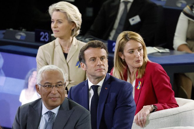 Portugalski premier Antonio Costa, predsednica evropske komisije Ursula von der Leyen, francoski predsednik in predsedujoči svetu EU Emmanuel Macron ter predsednica evropskega parlamenta Roberta Metsola med nedavnim zaključkom konference o prihodnosti Evrope v Strasbourgu. FOTO: Ludovic Marin/Reuters
