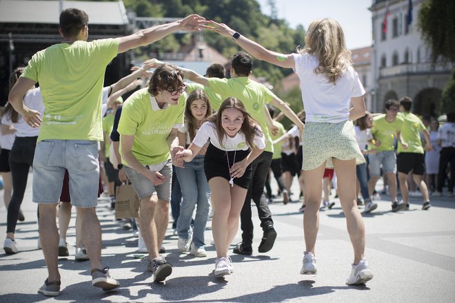 Maturanti so v petek zaplesali četvorko, nekdanji 8. c pa je obujal desetletja stare spomine na konec osnovne šole. FOTO: Jure Eržen/Delo
