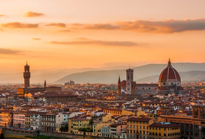 Katedrala Santa Maria del Fiore (Duomo) z znamenito kupolo kraljuje nad Firencami. FOTO: Shutterstock
