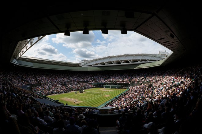 Zaradi odsotnosti ruskih in beloruskih teniških igralcev in igralk letošnji turnir v Wimbledonu ne bo prinašal točk na letvicah ATP in WTA. FOTO: Thomas Lovelock/Reuters
