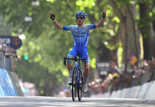 Simon Yates je v 14. etapi dirke po Italiji pobral zmagovito slavo. FOTO: Jennifer Lorenzini/Reuters
