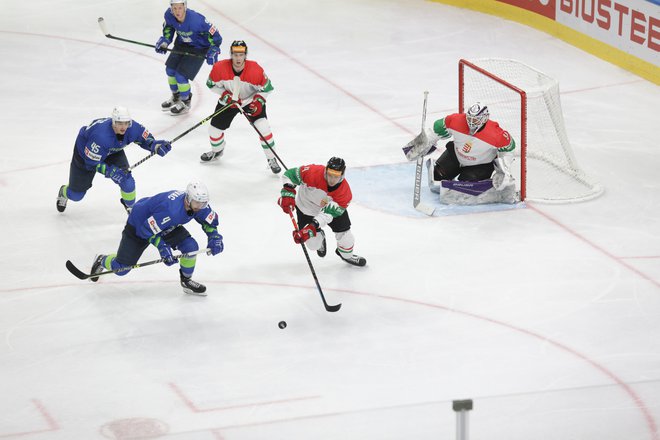 Slovenci in Madžari so nazadnje igrali derbi skupine B, zdaj bi radi skupaj gostili svetovno hokejsko elito. FOTO:&nbsp;Voranc Vogel/Delo
