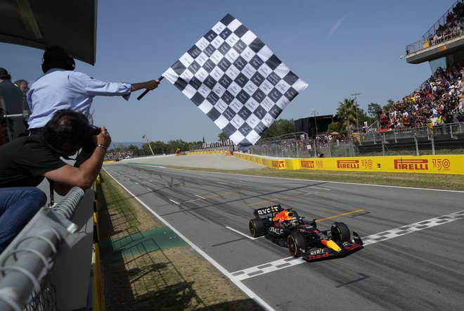 Max Verstappen je prvi prevozil ciljno črto v Montmelu. FOTO: Manu Fernandez/Reuters
