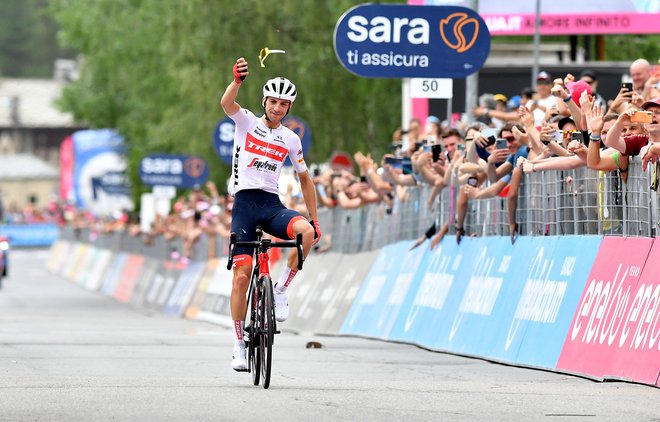 Giulio Ciccone si je prikolesaril zmago v etapi z zahtevnimi zadnjimi 85 km, v katerih so morali kolesarji premagati dva vzpona prve in enega druge kategorije. FOTO: Jennifer Lorenzini/Reuters
