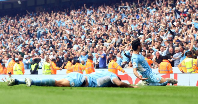 Ilkay Gundogan je sprožil pravo ekstazo, ko je popeljal Manchester City v šampionsko vodstvo s 3:2. FOTO: Hannah McKay/Reuters
