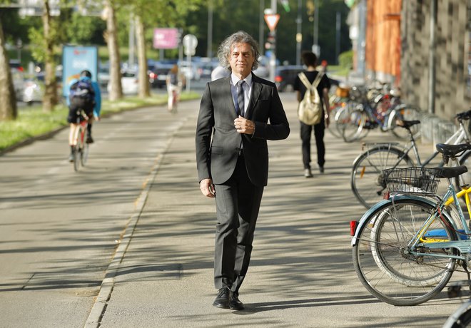 Robert Golob odločno koraka proti svoji vladi. Trčenje s prevelikimi pričakovanji volivcev in posledično njihovo morebitno razočaranje lahko vpliva na razplet predsedniških volitev. FOTO: Jože Suhadolnik
