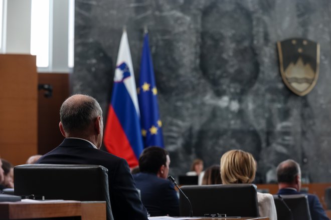 S podtaknjenimi osnutki zakonov dvomljive kakovosti poskuša odhajajoča poitika novi vladni politiki le onemogočiti normalno delo. Foto Črt Piksi
