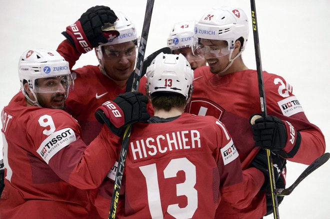 Švicarski hokejisti so proslavili novo zmago na SP. FOTO: Mikko Stig/AFP
