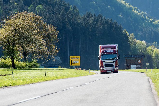 Končna stranka je lahko vnaprej obveščena o času prihoda dostave ter digitalno podpiše in potrdi prejem pošiljke na ročnem terminalu, ki ga upravlja voznik. FOTO: Pfeifer Logistics
