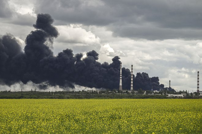Dim se dviga iz rafinerije nafte po napadu pred mestom Lisičansk v vzhodni ukrajinski regiji Donbas. FOTO: Aris Messinis/AFP
