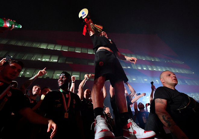 Zlatan Ibrahimović s scudettom v Milanu. FOTO: Daniele Mascolo/Reuters
