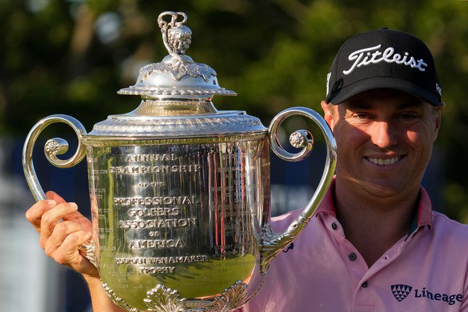 Justin Thomas s pokalom Wanamaker. FOTO: Michael Madrid/USA Today Sports
