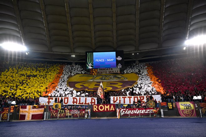 Olimpijski štadion v Rimu bo pokal po šivih tudi v času finalne tekme konferenčne lige v Tirani. FOTO: Alberto Lingria/Reuters
