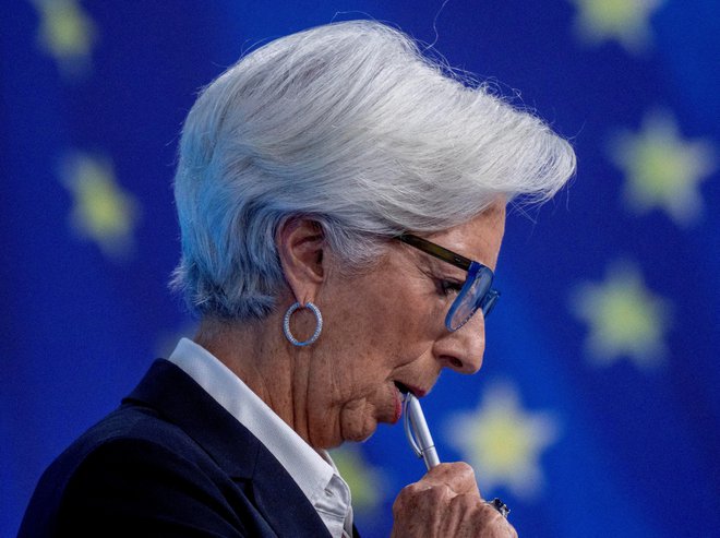 Christine Lagarde v blogu pojasnjuje, da so finančni trgi že zadnjega pol leta prehitevali odločitve ECB, zato je nujno, da se natančneje opredeli časovni načrt odprave spodbujevalnih ukrepov.

Foto Michael Probst/Reuters
