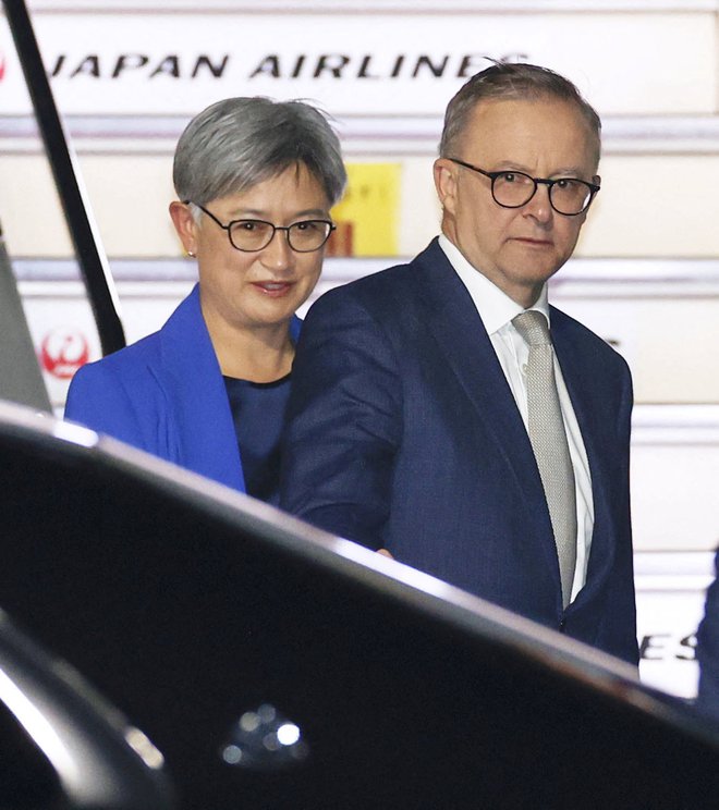 Nekaj ur po tem, ko so ga včeraj ustoličili za novega premiera, je Anthony Albanese sedel v letalo in odpotoval v Tokio. FOTO: Kjodo/Reuters
