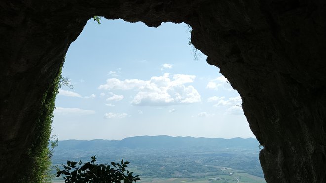 Pešpot do Skozna je urejena, a dokaj strma, na vrhu pa je trud vsekakor poplačan. FOTO: Mitja Felc
