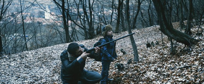 Zveri so še najmanj, kar ogroža mir v romunski vasi, v kateri skupnost razžirata rasizem in ksenofobija v filmu R. M. N. Cristiana Mungiuja. FOTO: arhiv canskega filmskega festivala
