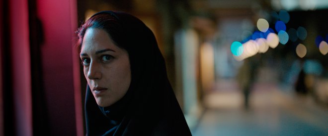 Teheranska igralka Zar Amir-Ebrahimi kot progresivna in požrtvovalna novinarka Rahimi v filmu Sveti pajek Alija Abbasija. FOTO: &nbsp;Arhiv Cannskega Filmskega Festivala
