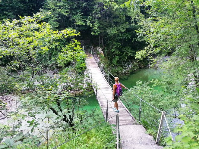 Krajinski park Zgornja Idrijca pričaka pohodnike s čudovito kuliso. FOTO: Anja Intihar

