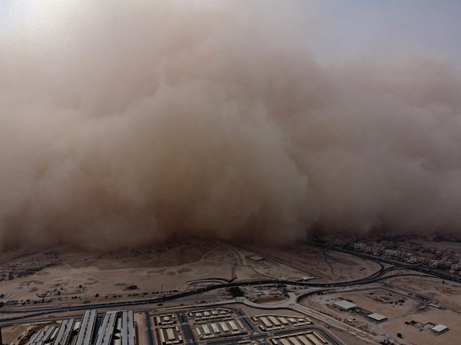 Močna peščena nevihta se približuje mestu Kuvajt. Foto: Yasser Al-zayat/Afp

