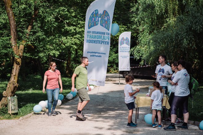 Društvo bolnikov s pljučno hipertenzijo je v ljubljanskem Mostecu ljudi s ščipalniki in slamicami osveščalo o pljučni hipertenziji. FOTO: Arhiv Društva za pljučno hipertenzijo Slovenije
