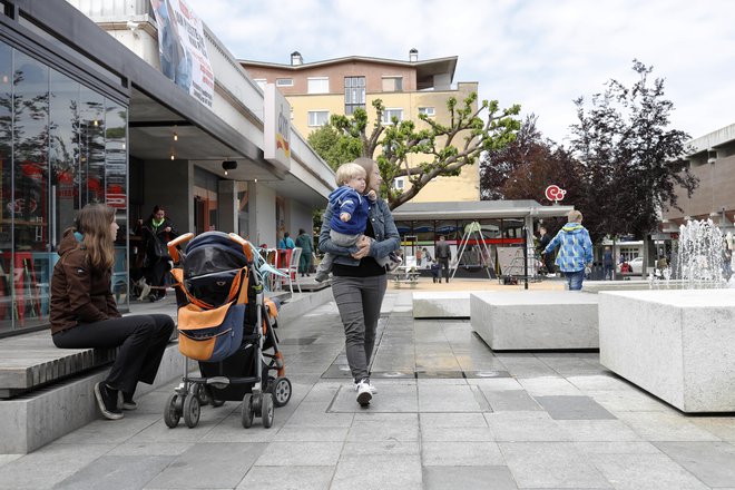 Po televiziji smo večkrat videli prizore, ko brezbrižni ljudje gredo mimo soljudi, ki bi potrebovali pomoč ... Prepričana sem, da se v Novi Gorici kaj takega ne more zgoditi. Foto Uroš Hočevar/Delo
