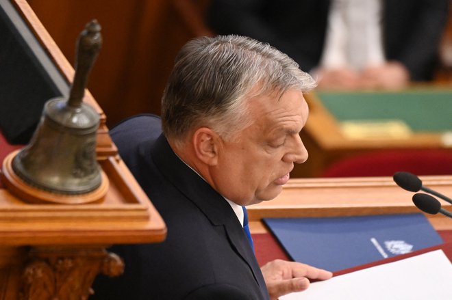 Madžarski parlament je danes z dvotretjinsko večino vladajoče desne stranke Fidesz sprejel spremembo ustave, ki širi mandat vlade&nbsp;Viktorja Orbána&nbsp;za razglasitev izrednih razmer v primeru oboroženih spopadov, vojne ali humanitarne nesreče. FOTO:&nbsp;Attila Kisbenedek/AFP
