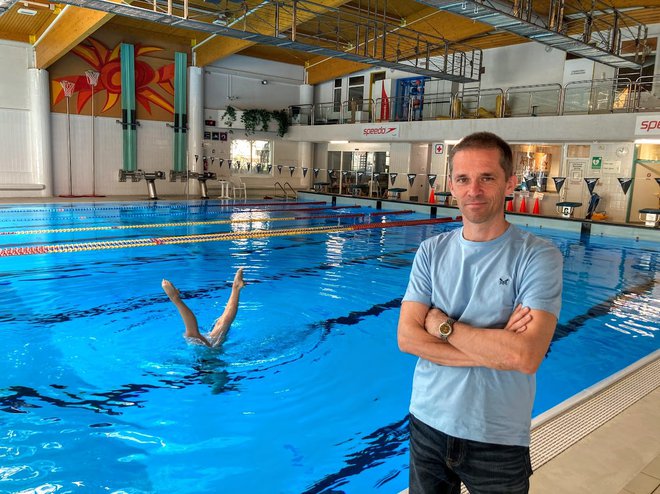 Jernej Kapus na kopališču ljubljanske Fakultete za šport, ki je zasedeno od jutra do večera. Foto Jaroslav Jankovič
