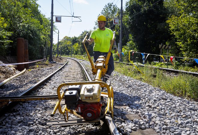 Slovenija je prejela 231 milijonov evrov predplačila in denar namenila za posodobitev železnic. FOTO: Jože Suhadolnik/Delo
