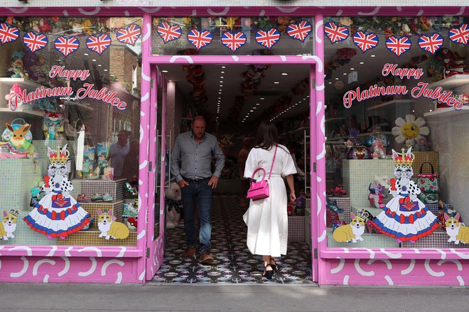 Mnogi trgovci že praznujejo, tako ali drugače. Na fotografiji trgovinica na Ulici Carnaby v Londonu. FOTO: May James/ Reuters
