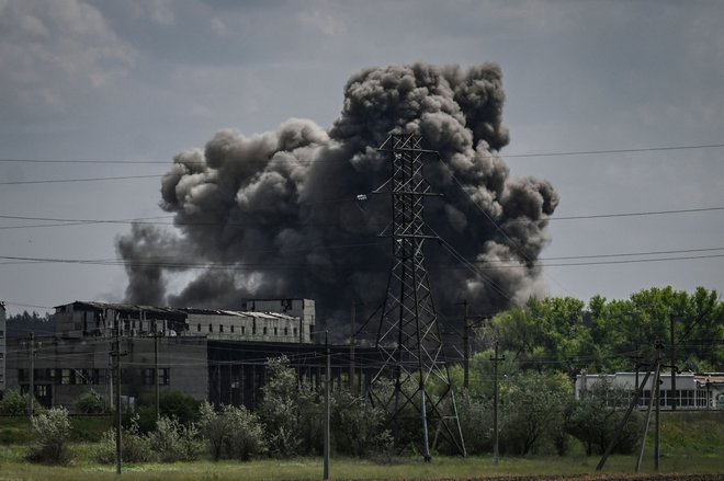 Dim in umazanija se dvigata po eksploziji v tovarni v mestu Soledar v vzhodni ukrajinski regiji Donbas. FOTO: Aris Messinis/AFP
