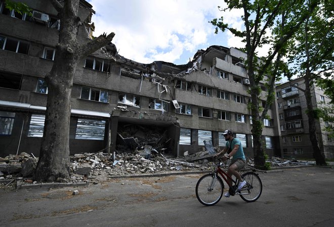 Vrednost premoženja oligarhov, ki bi lahko prišlo v roke EU, je v primerjavi z obsegom povzročene škode sorazmerno majhna. FOTO: Genya Savilov/AFP
