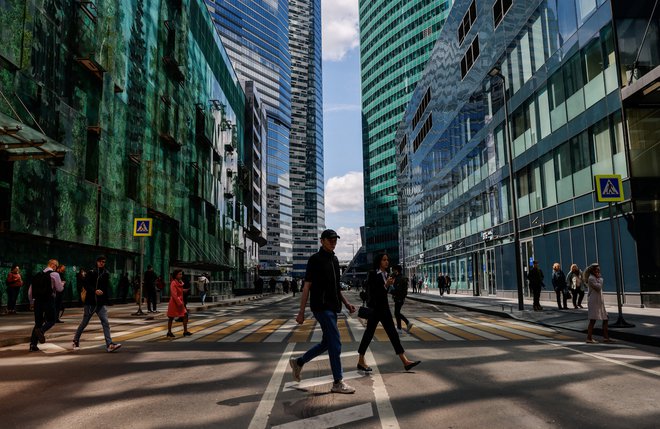 Sankcije Zahoda proti Rusiji so državi močno omejile prisotnost v mednarodnem finančnem sistemu. Na fotografiji pešci v poslovni četrti Moskve, znanem tudi kot Moscow-City. FOTO: Maxim Shemetov/Reuters
