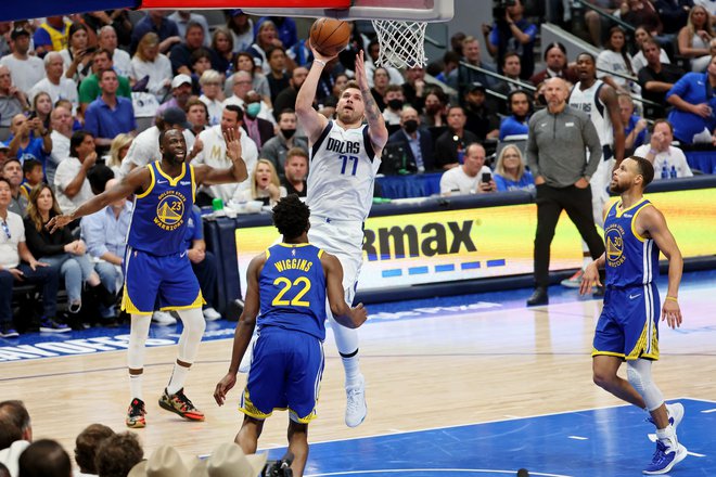 Draymond Green, Andrew Wiggins in Stephen Curry (z leve) so lahko pogosto le opazovali Luko Dončića. FOTO: Kevin Jairaj/USA Today Sports
