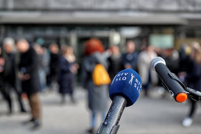 Delitev televizijskega informativnega programa bi, po mnenju sindikata novinarjev, pomenilo odprto možnost za sistematično kršitev uredniške avtonomije in poklicnih standardov. FOTO: Blaž Samec/Delo
